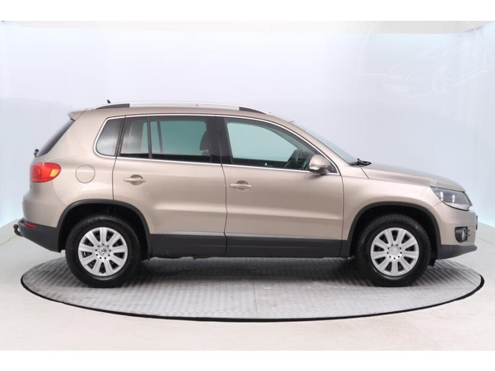 2012 Volkswagen TIGUAN - 11