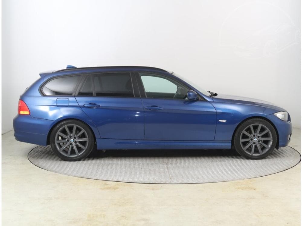 2010 BMW 3-SERIES - 11