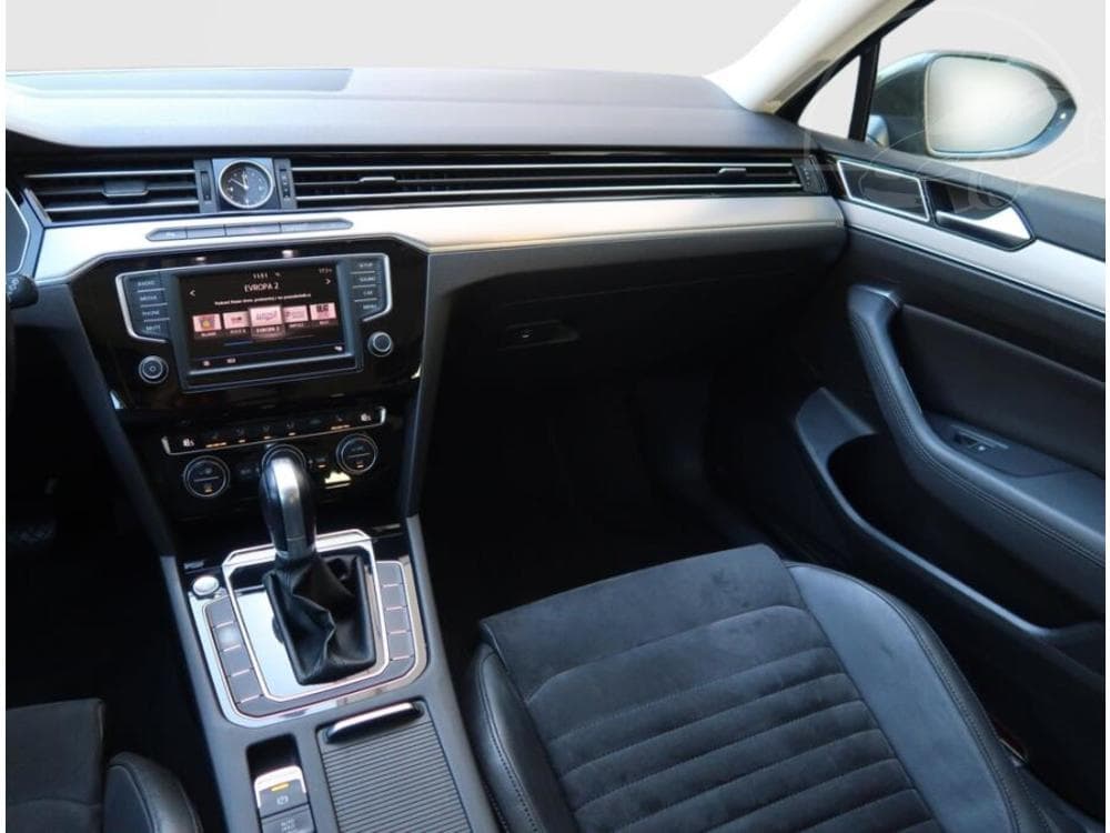 2017 Volkswagen PASSAT - 8