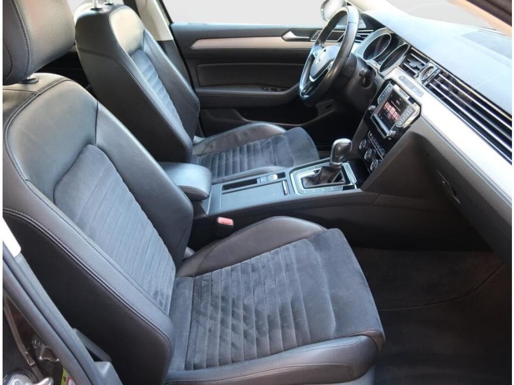 2017 Volkswagen PASSAT - 9