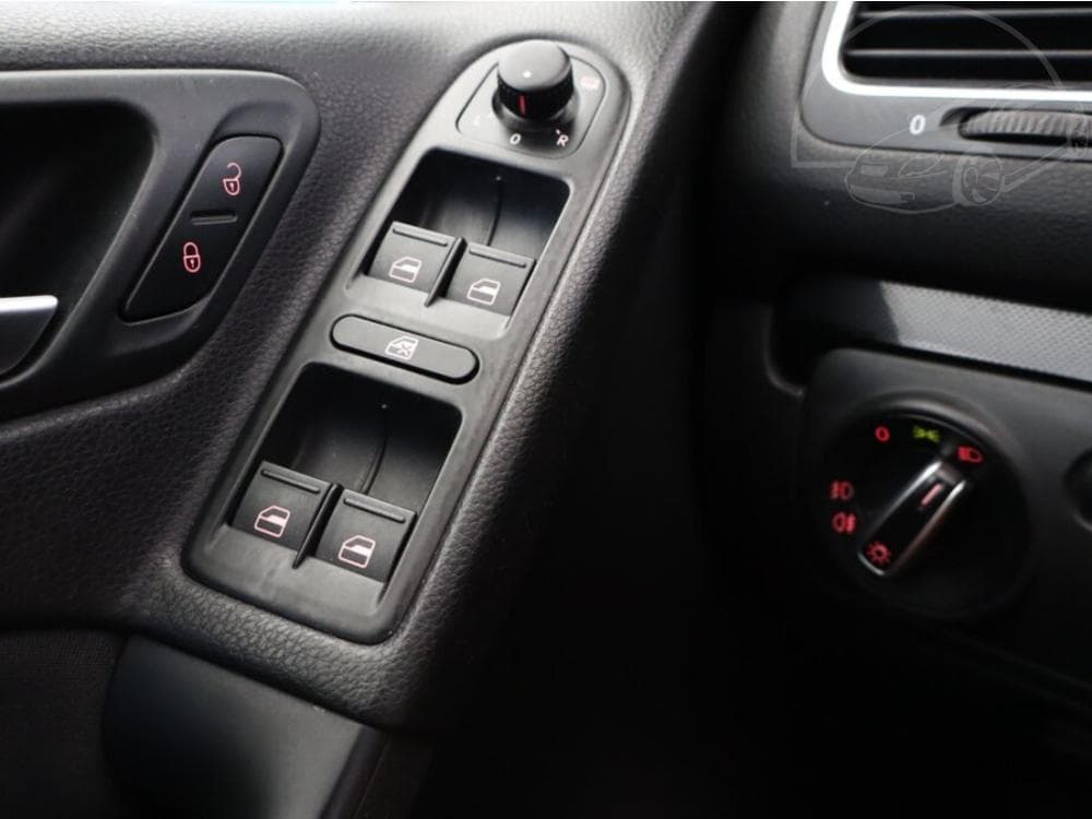2012 Volkswagen GOLF - 25