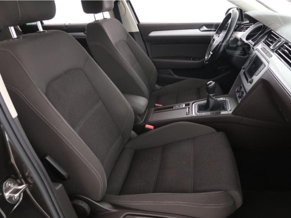 2016 Volkswagen PASSAT - 17