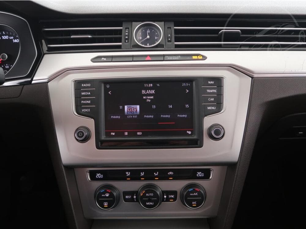 2016 Volkswagen PASSAT - 23