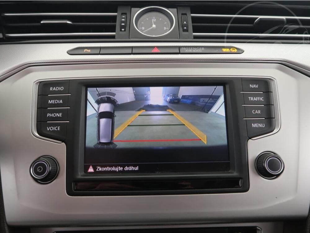 2016 Volkswagen PASSAT - 25