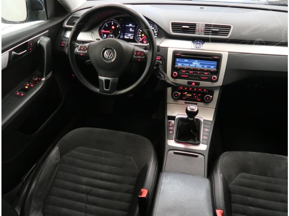 2011 Volkswagen PASSAT - 7