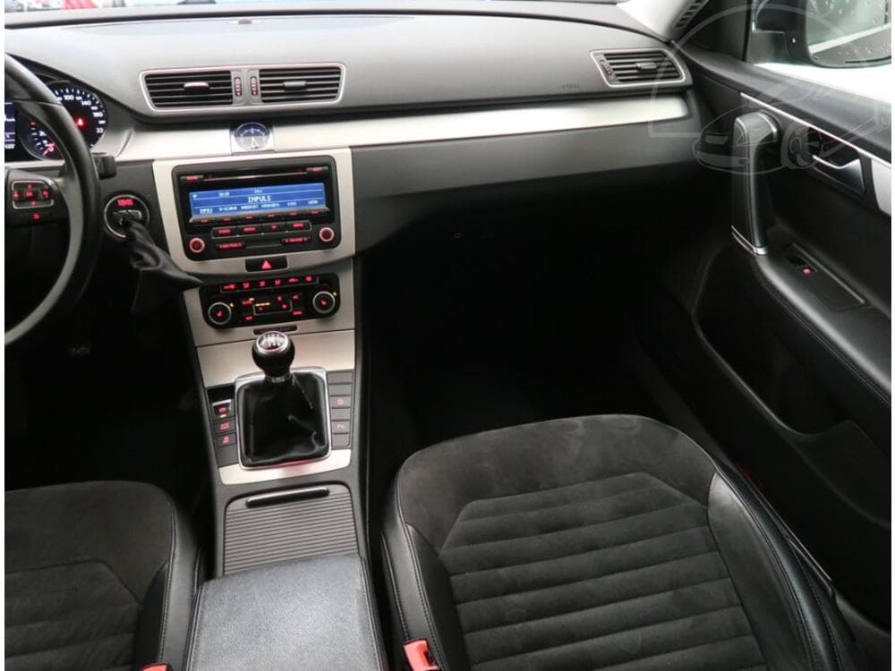 2011 Volkswagen PASSAT - 8