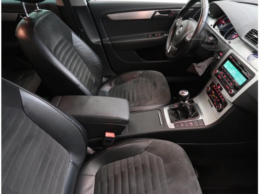 2011 Volkswagen PASSAT - 9