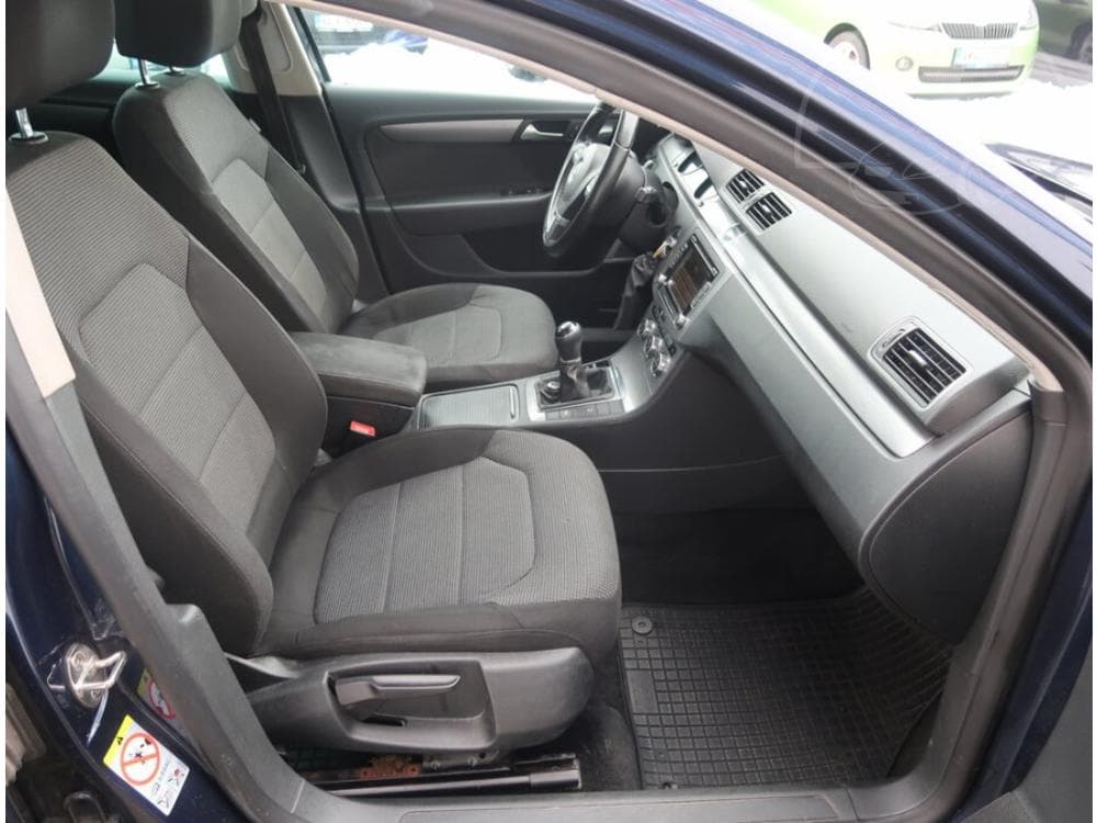 2013 Volkswagen PASSAT - 17