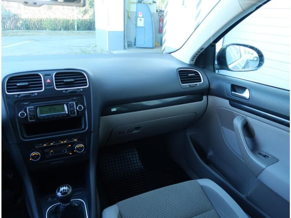 2010 Volkswagen GOLF - 8