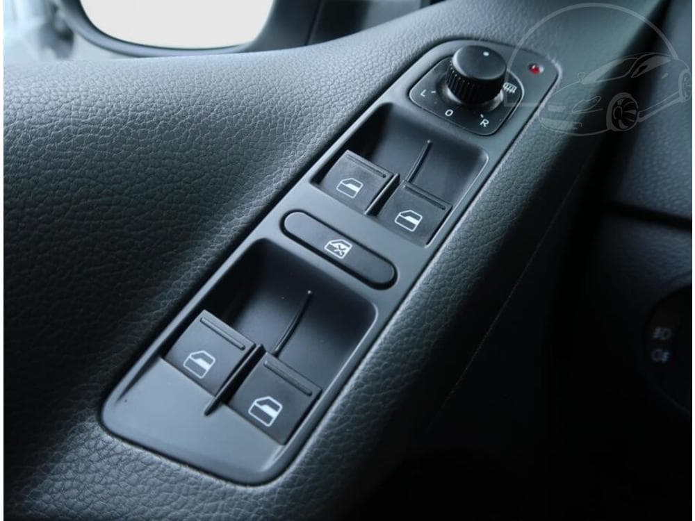 2011 Volkswagen TIGUAN - 11