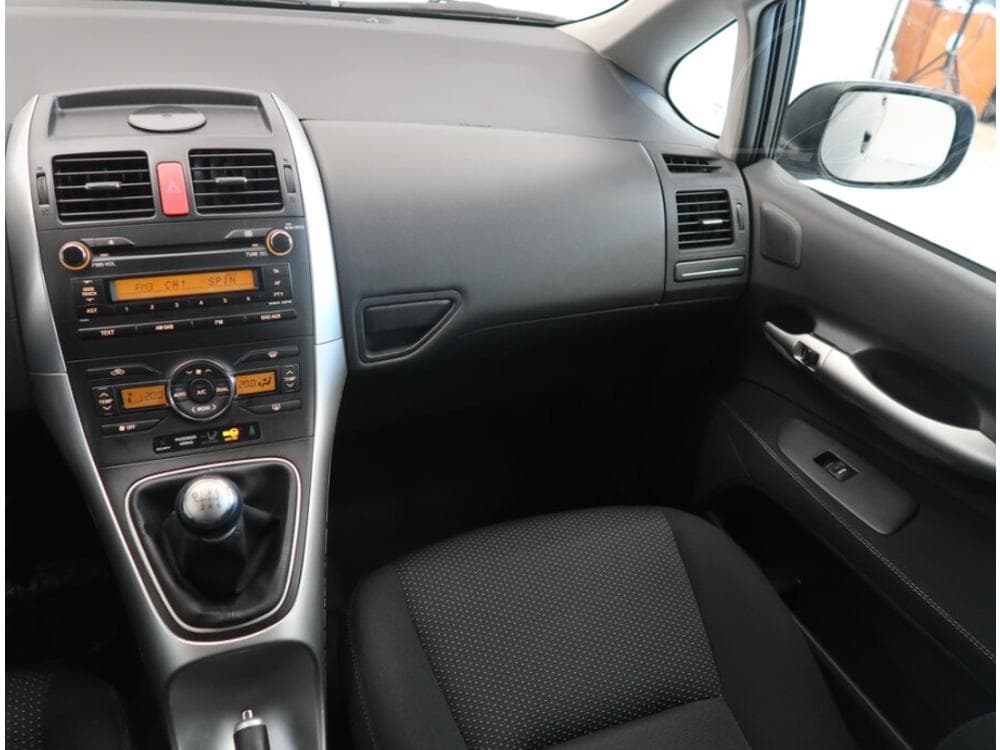 2011 Toyota AURIS - 8