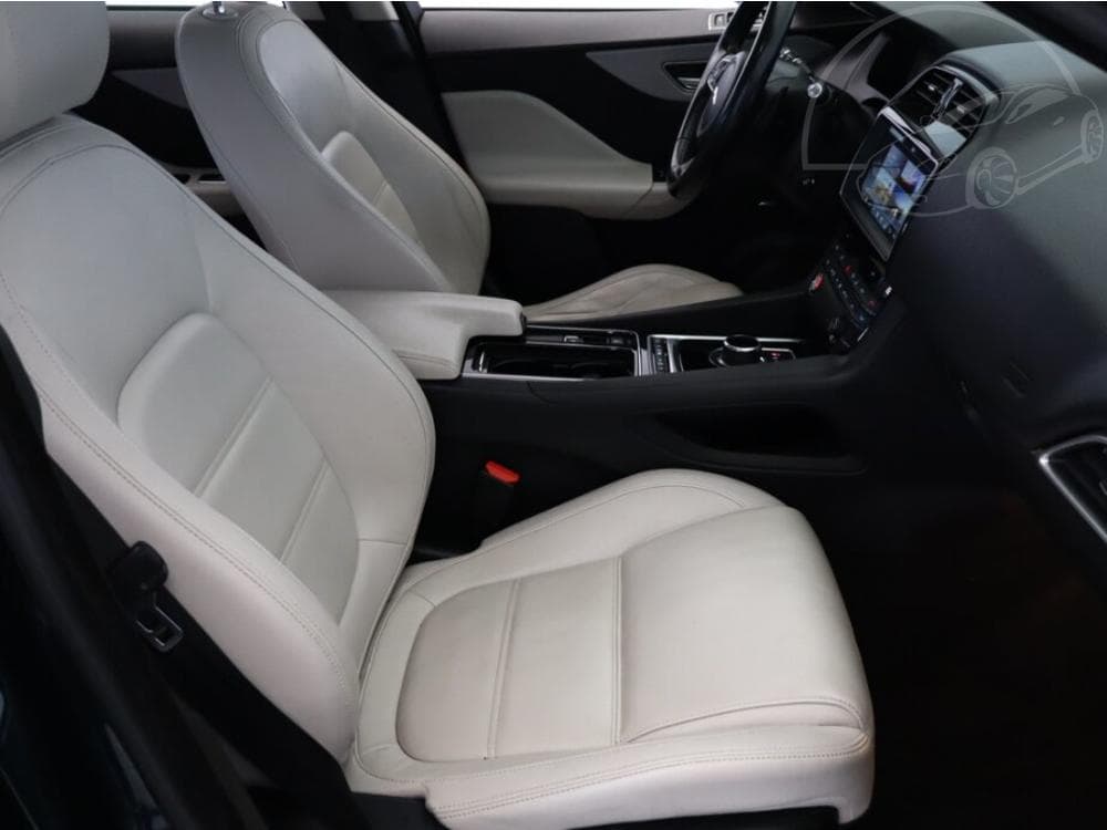 2016 Jaguar F-PACE - 7