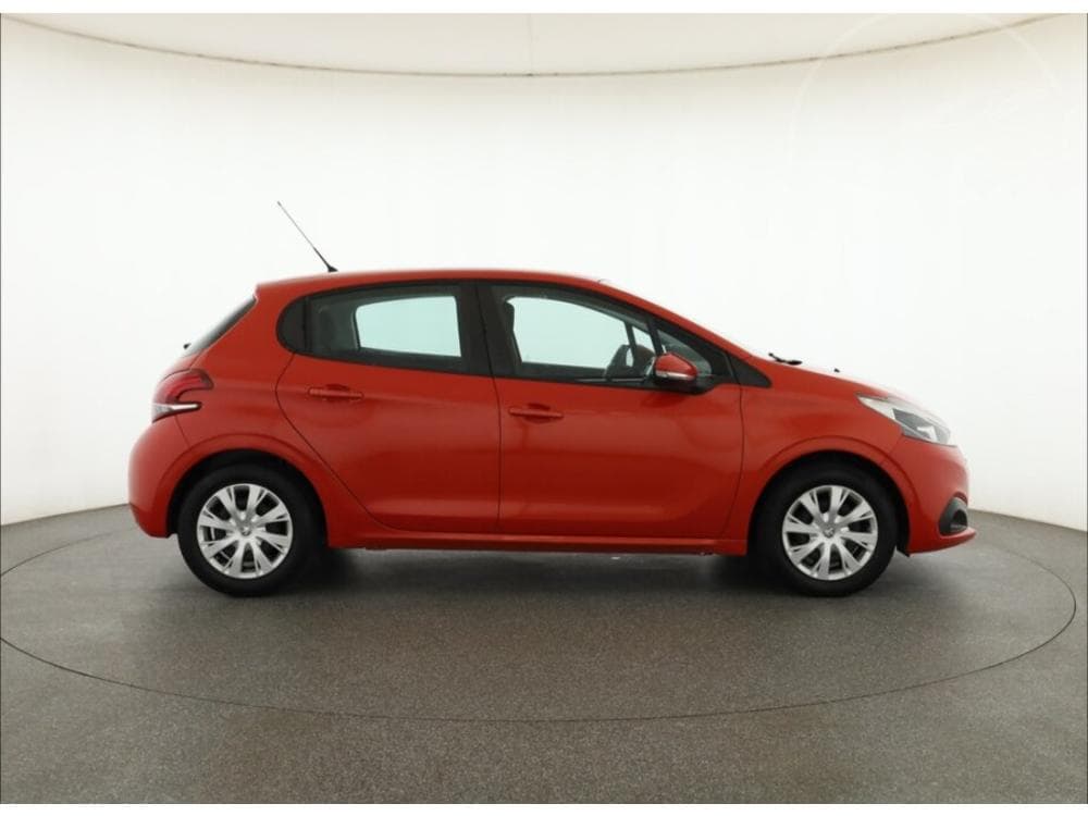 2016 Peugeot 208 - 11
