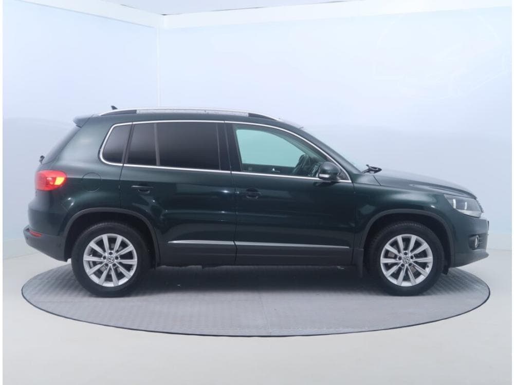 2012 Volkswagen TIGUAN - 11