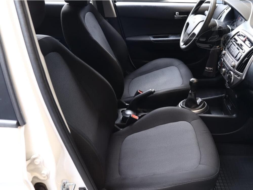 2013 Hyundai i20 - 11