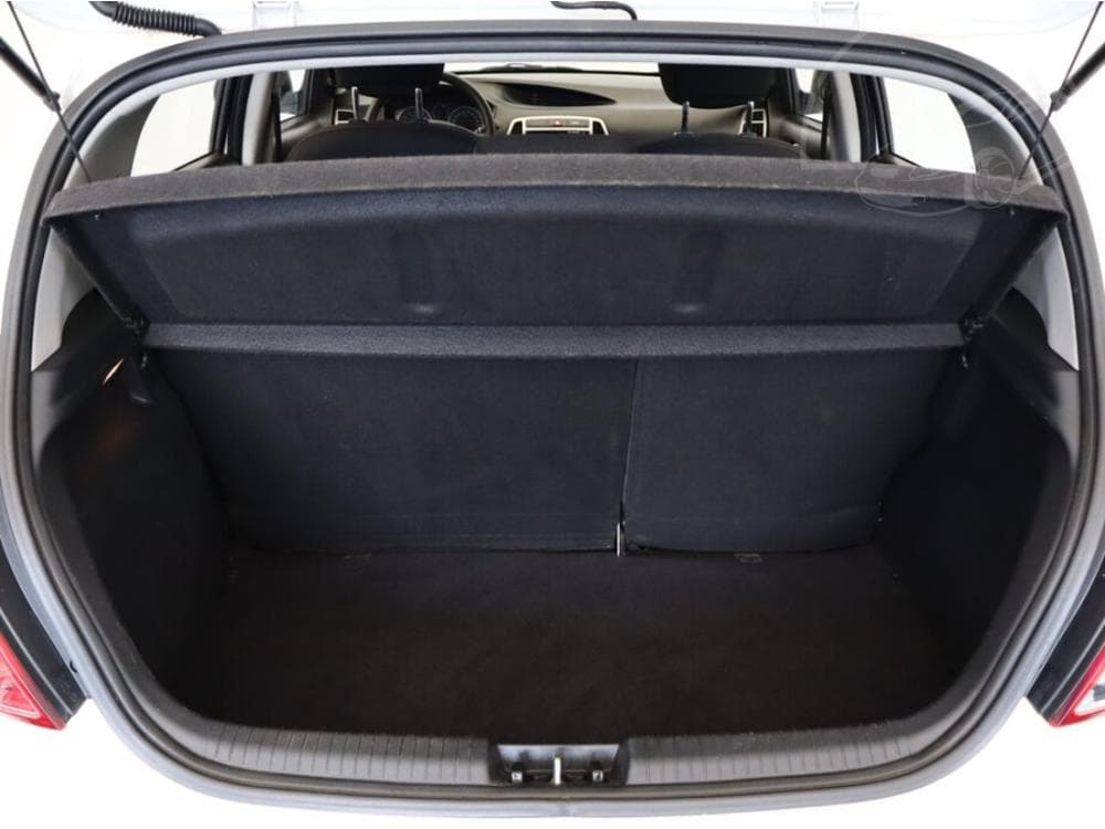 2013 Hyundai i20 - 19
