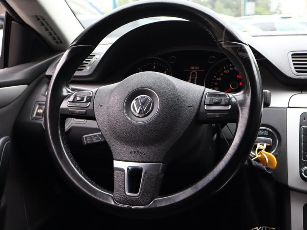 2010 Volkswagen PASSAT - 12