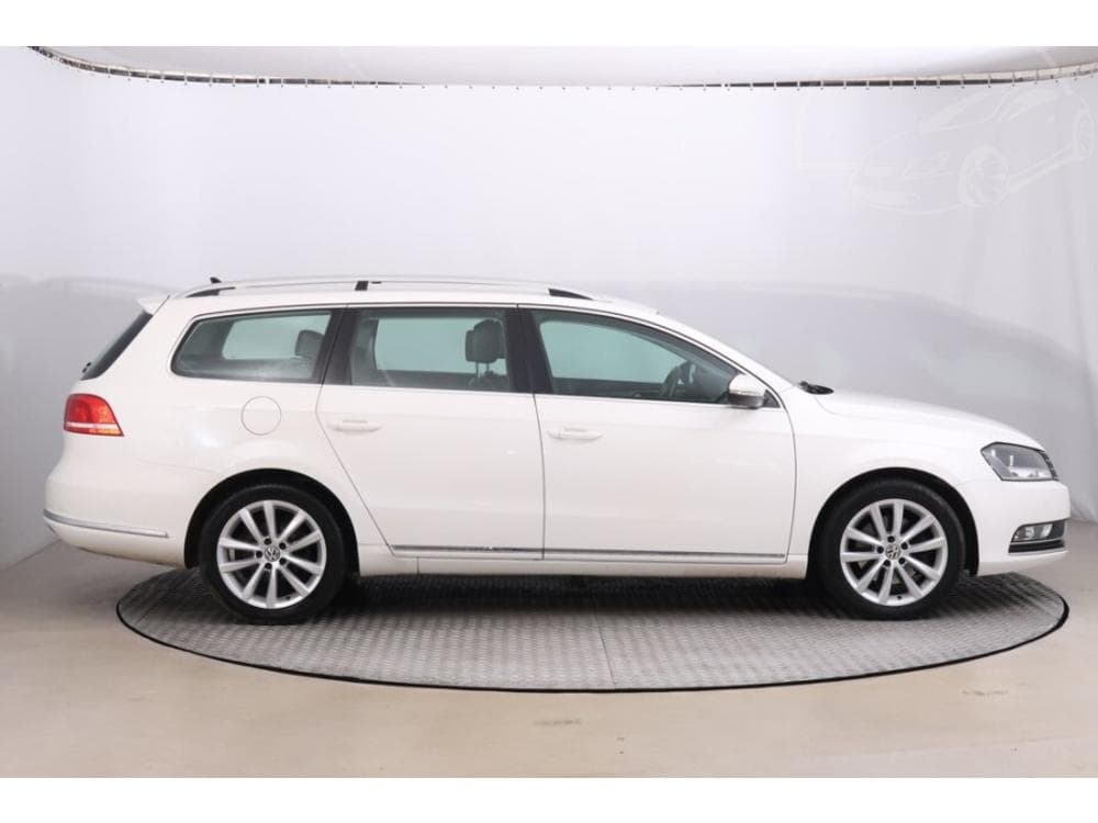 2011 Volkswagen PASSAT - 11