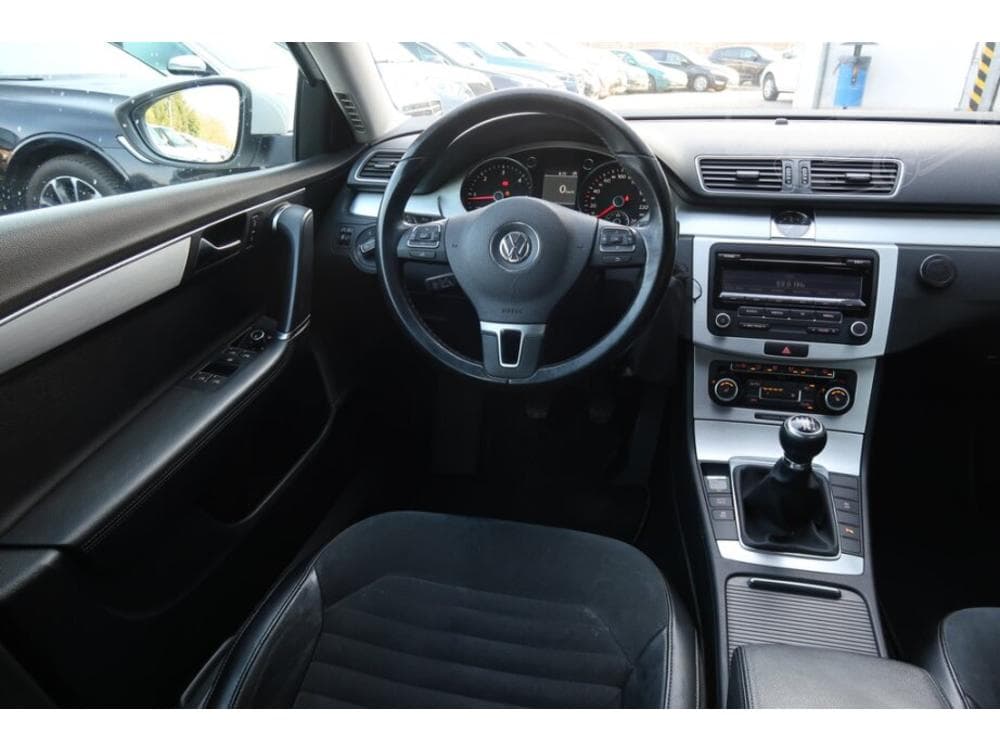 2011 Volkswagen PASSAT - 13