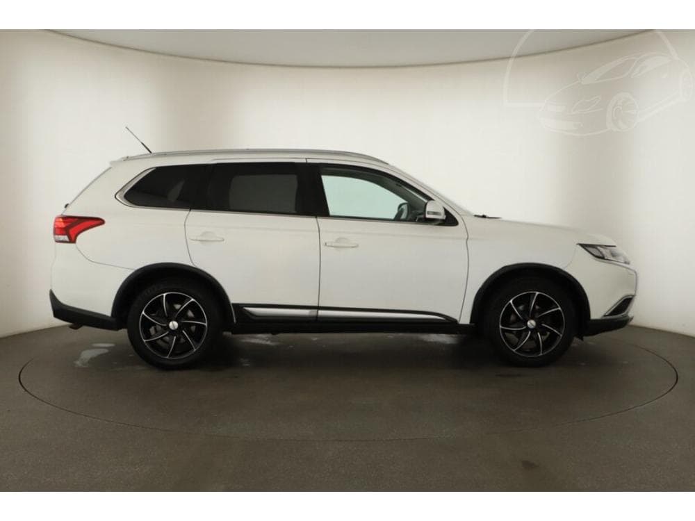 2016 Mitsubishi OUTLANDER - 11