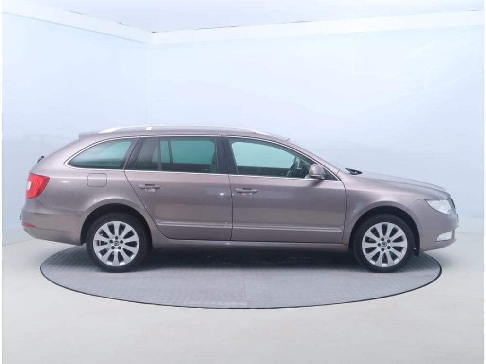 2011 Škoda SUPERB - 11