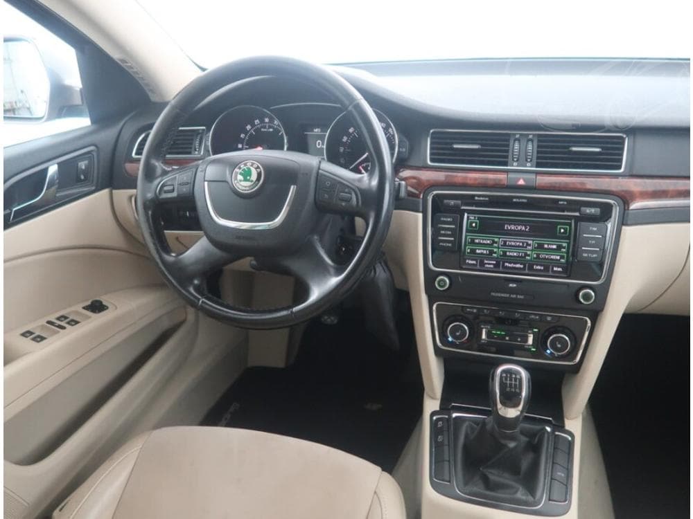 2011 Škoda SUPERB - 13