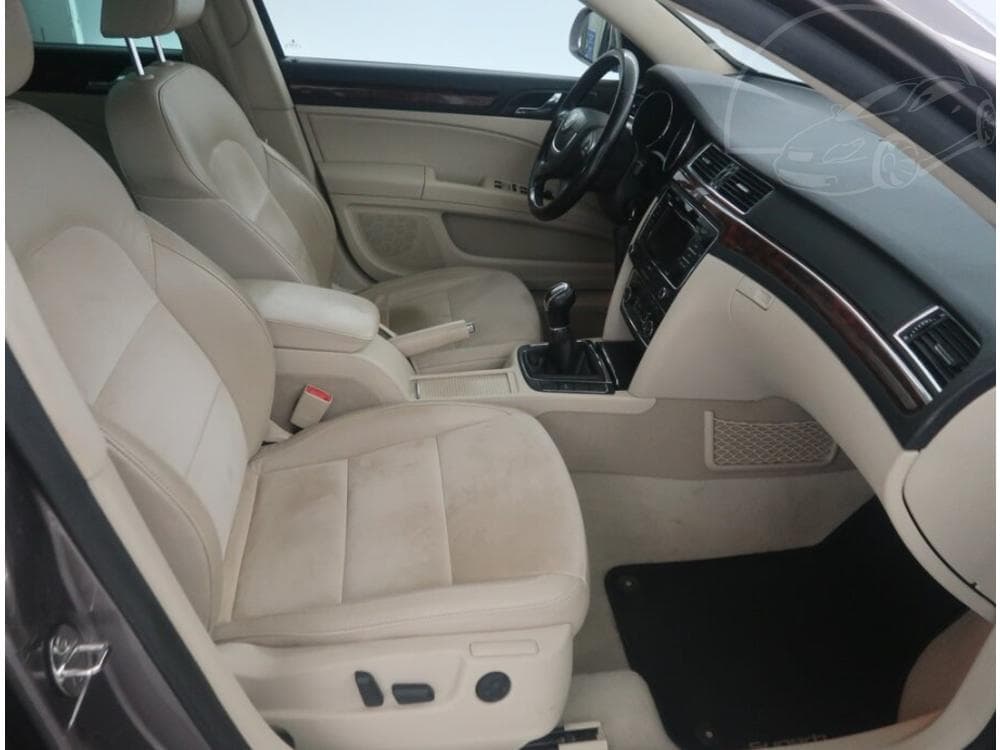 2011 Škoda SUPERB - 17
