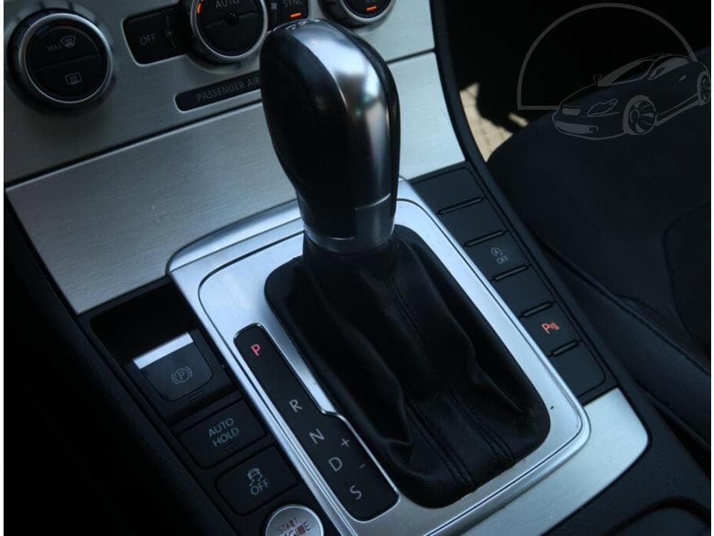 2012 Volkswagen PASSAT - 25