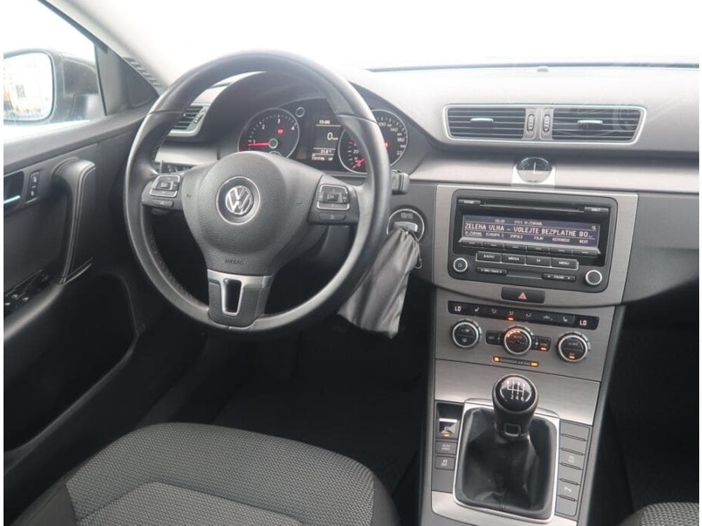 2013 Volkswagen PASSAT - 9