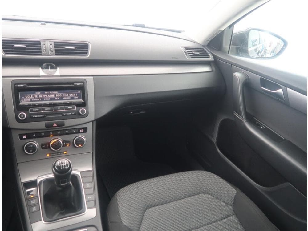 2013 Volkswagen PASSAT - 11