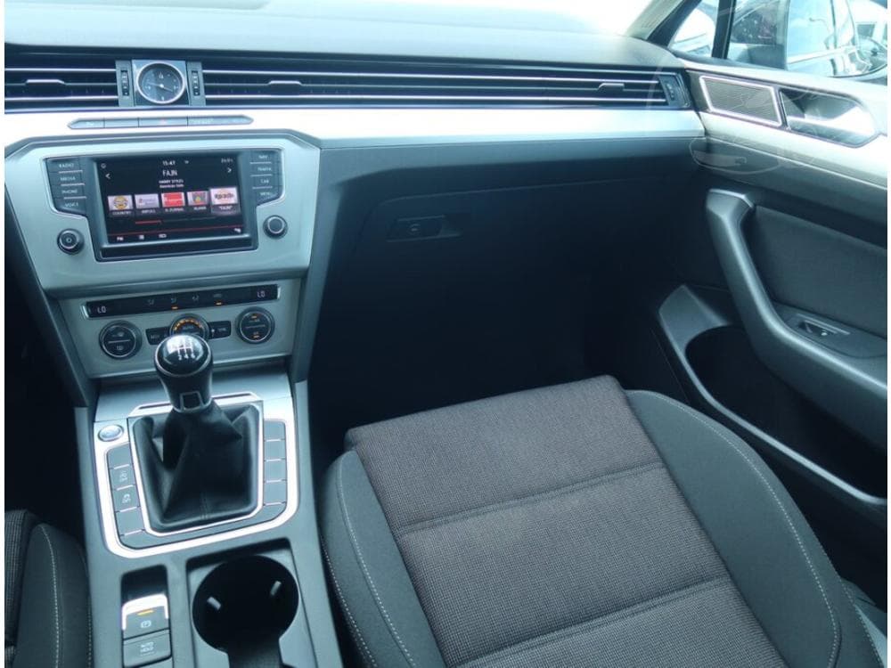 2016 Volkswagen PASSAT - 8