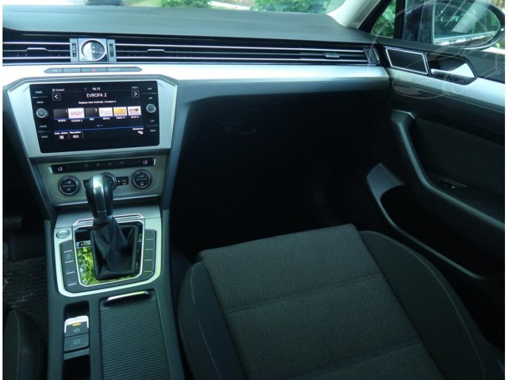 2018 Volkswagen PASSAT - 8