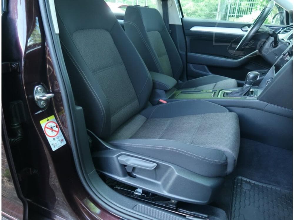 2018 Volkswagen PASSAT - 9
