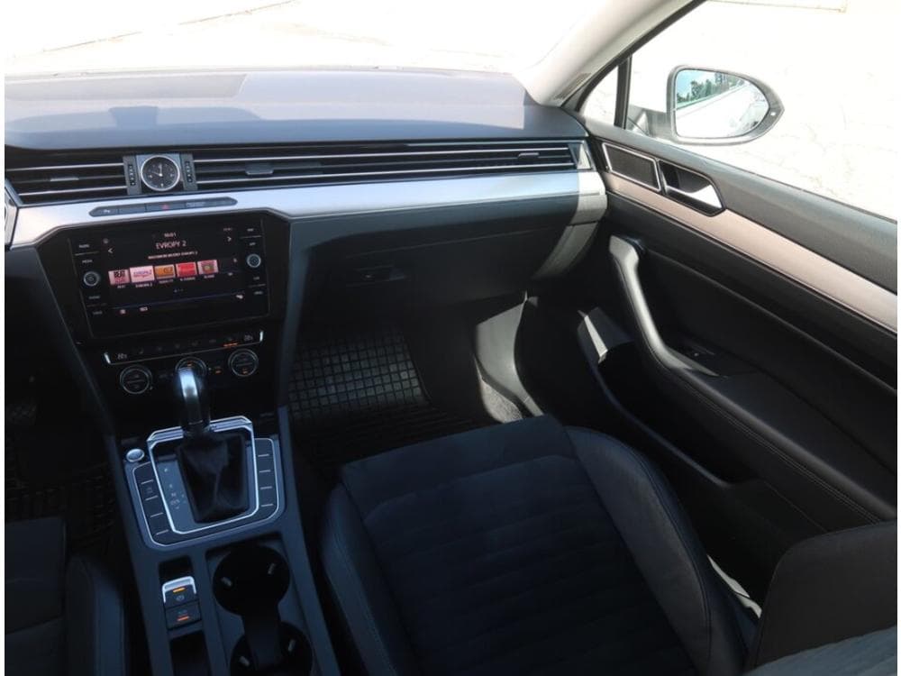2018 Volkswagen PASSAT - 8