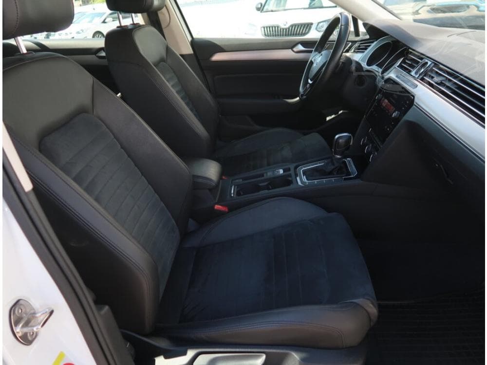 2018 Volkswagen PASSAT - 9