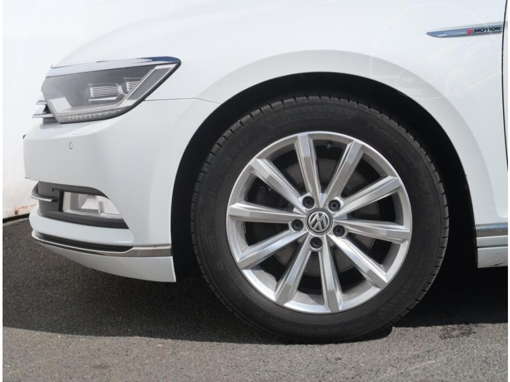 2018 Volkswagen PASSAT - 15