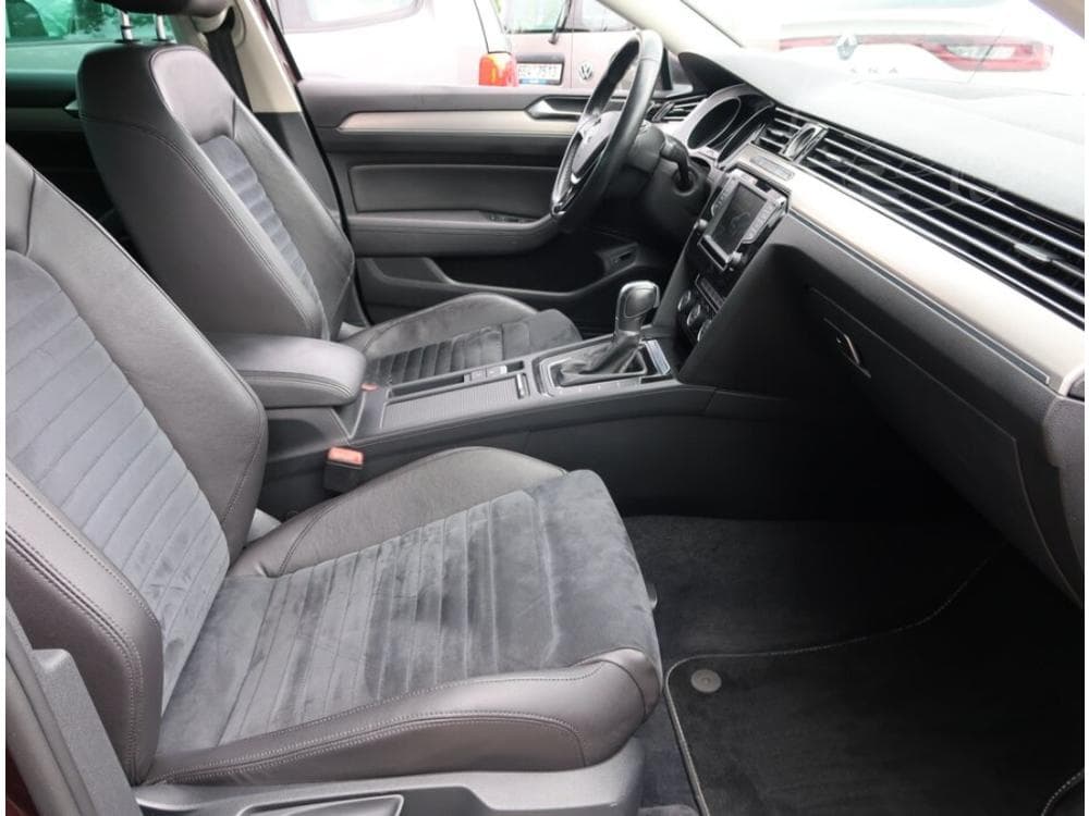 2016 Volkswagen PASSAT - 9