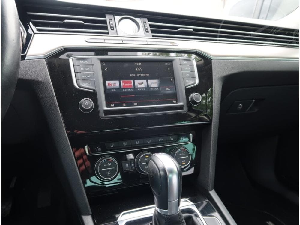 2016 Volkswagen PASSAT - 12