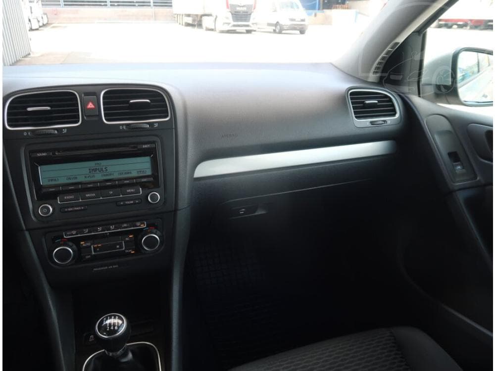 2011 Volkswagen GOLF - 8