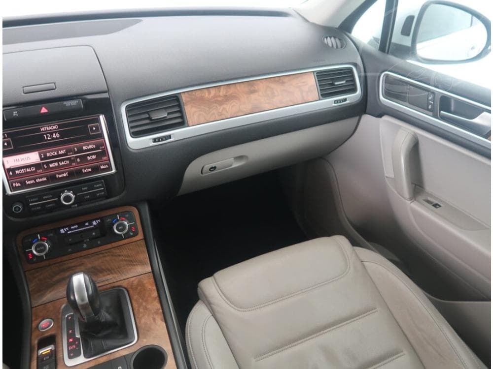 2012 Volkswagen TOUAREG - 8