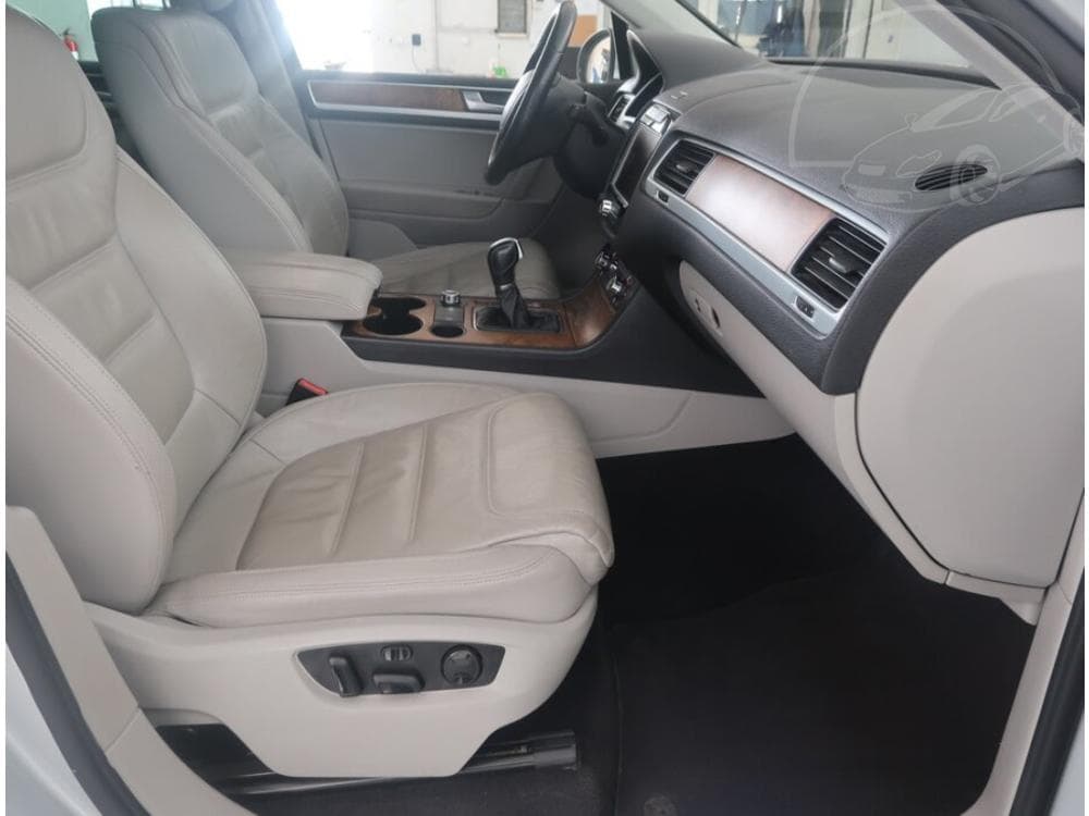 2012 Volkswagen TOUAREG - 9