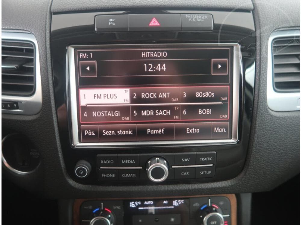 2012 Volkswagen TOUAREG - 12