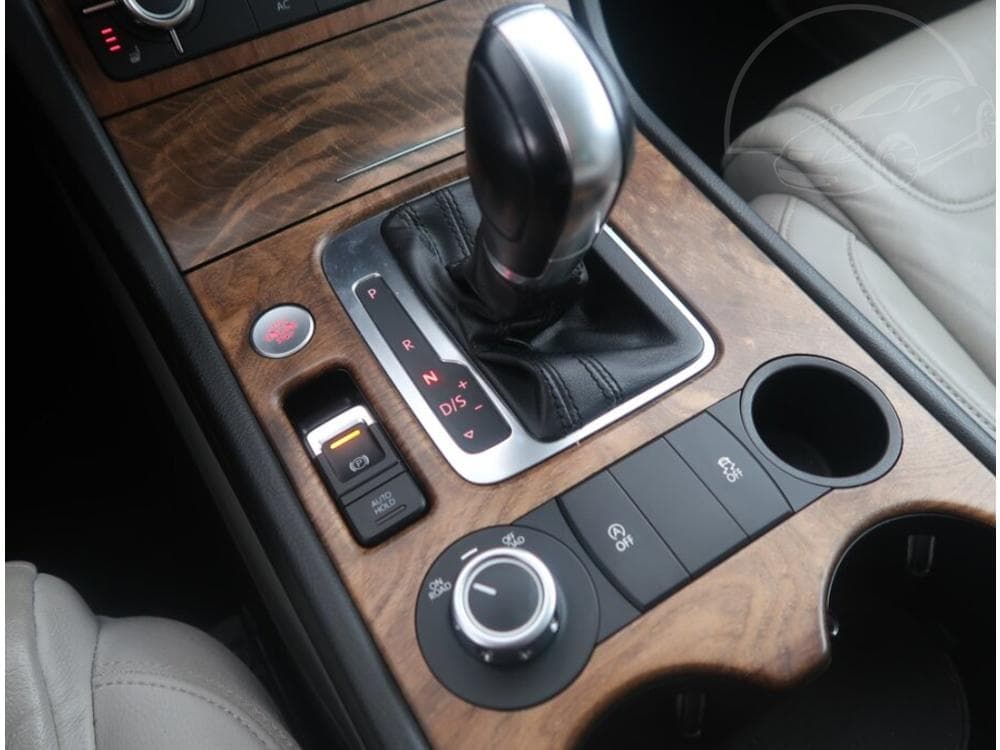 2012 Volkswagen TOUAREG - 13
