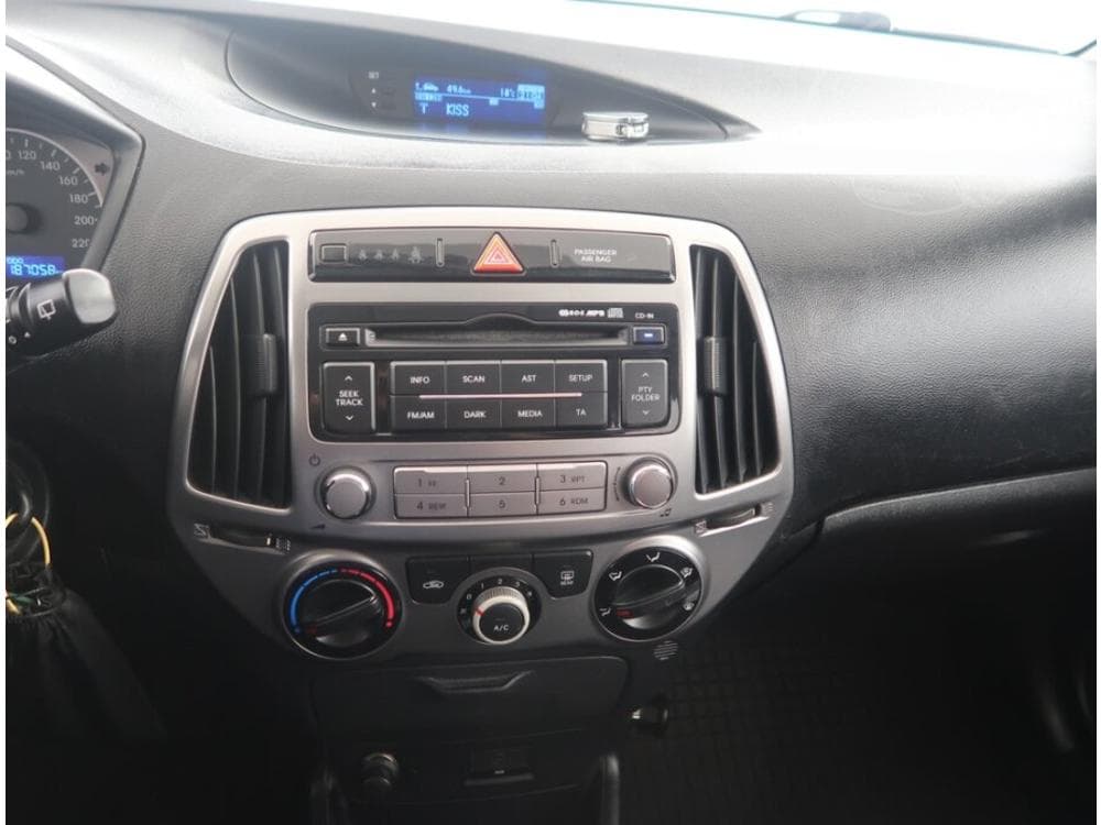 2012 Hyundai i20 - 12