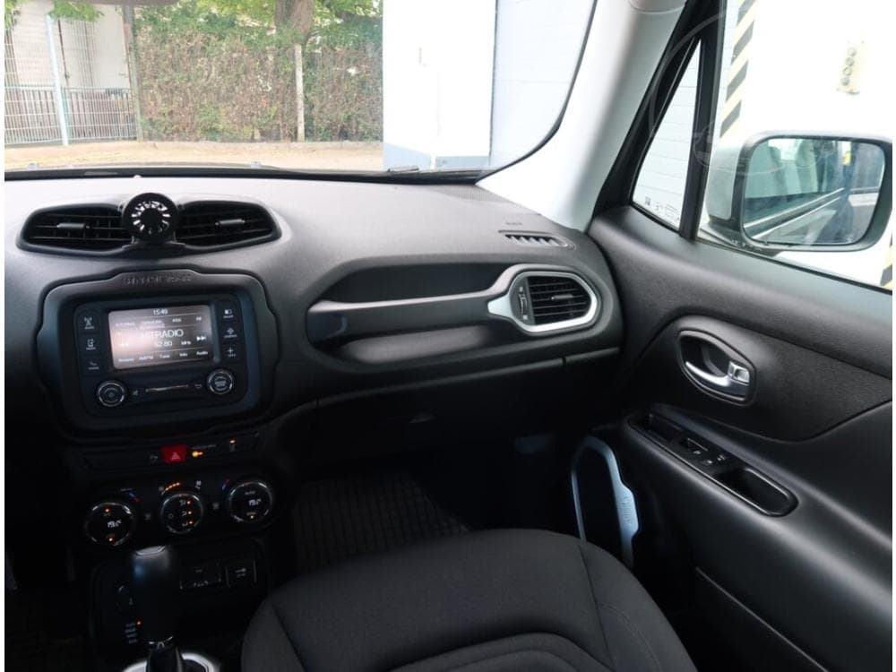 2016 Jeep RENEGADE - 8