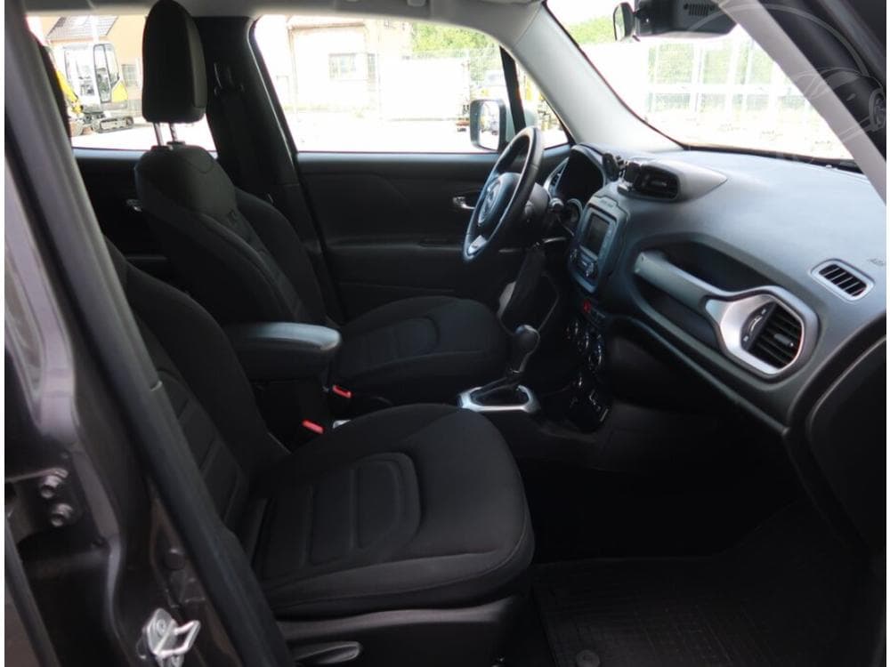 2016 Jeep RENEGADE - 9