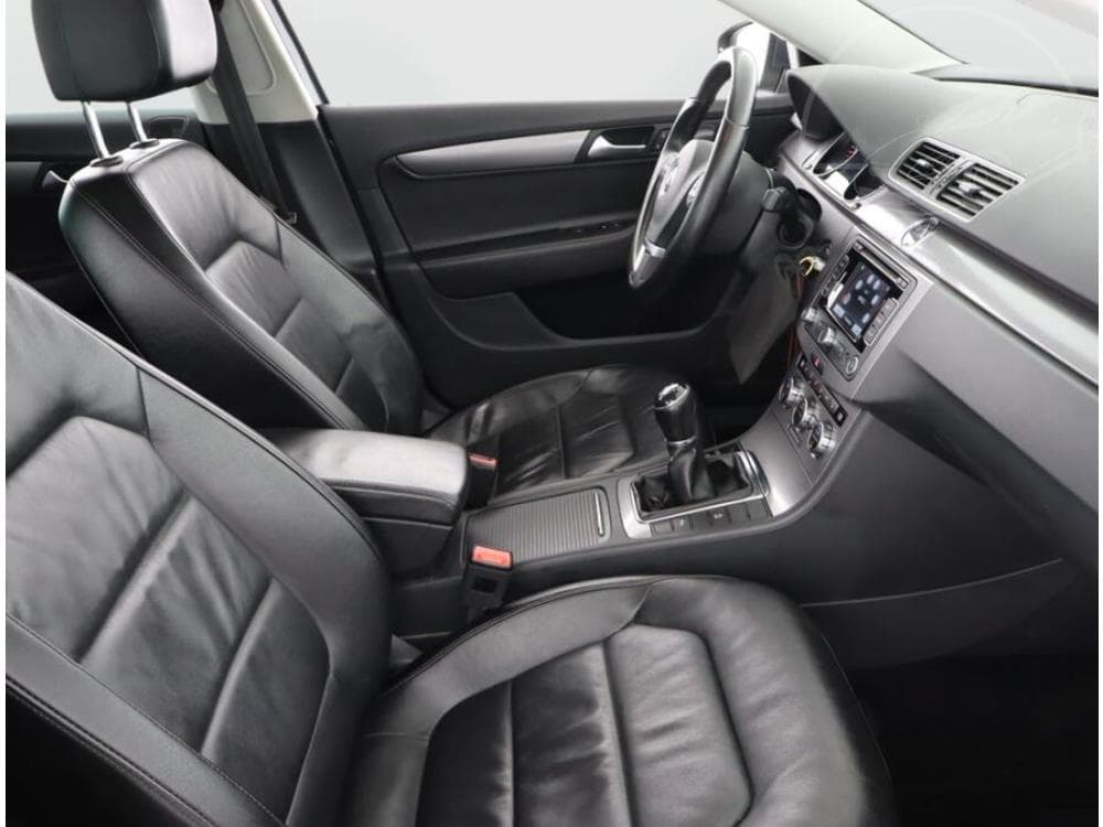 2013 Volkswagen PASSAT - 9