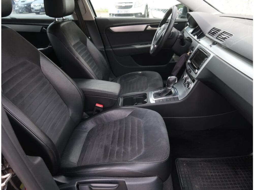 2012 Volkswagen PASSAT - 9