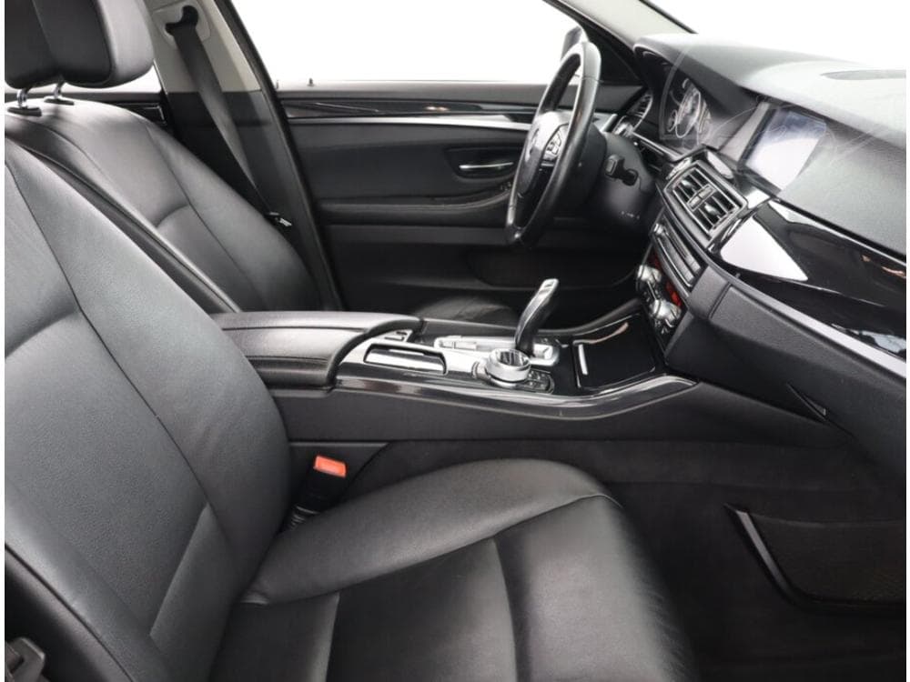 2010 BMW 5-SERIES - 9