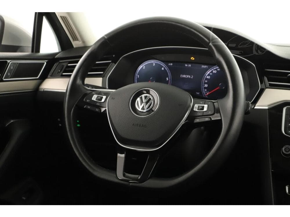 2016 Volkswagen PASSAT - 8